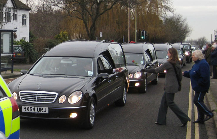 People give roses to the hearses